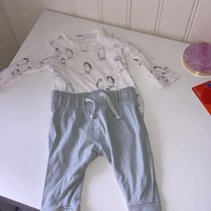 Body/byxor storlek 62 - Body från newbie storlek 62 med isbjörnar/pingviner på Blå byxor från märket Tilly&Maddox  storlek 62.  Säljs tillsammans :)