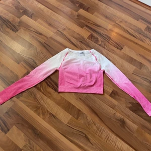 Croppad långärmad träningströja - En croppad långärmad träningströja från iciw. Tröjan är i väldigt fint skick. Fler bilder kan skickas vid önskemål, storlek xs🌸 fraktar men kan även mötas upp i Stockholm.