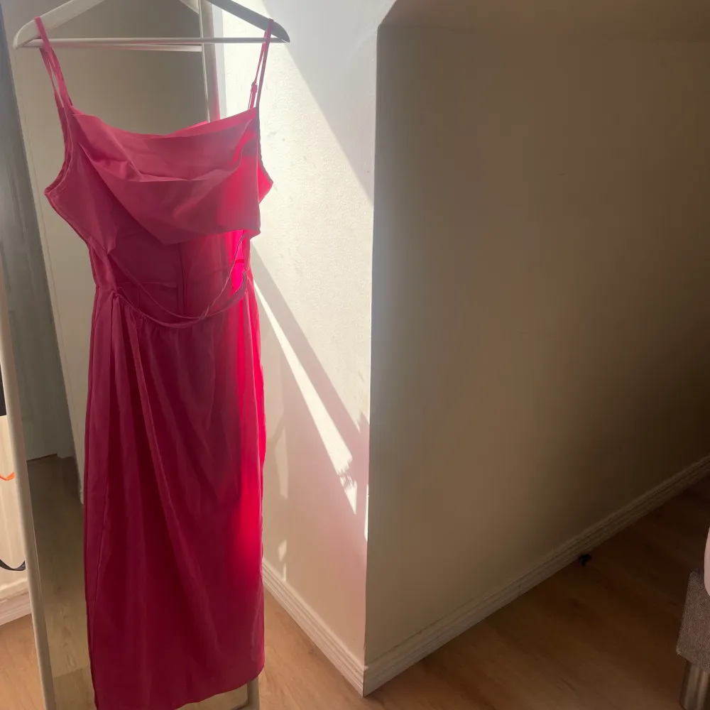Rosa klänning med öppning vid magen och en slits nedtill, aldrig anvönd. Super vacker❤️ pris kan diskuteras vid snabbaffär❤️. Klänningar.