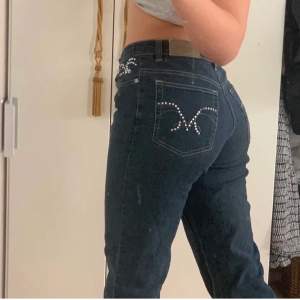 Säljer dessa assnygga jeans som jag nyss fick hem från plick. Säljer då de är rätt så mycket för korta för mig (jag är 176cm). Riktigt fin modell annars! Köpare står för frakt!😊 (första bilden är lånad från tidigare ägare!)
