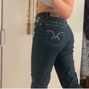 Jeans med stenar strl 36/38 - Säljer dessa assnygga jeans som jag nyss fick hem från plick. Säljer då de är rätt så mycket för korta för mig (jag är 176cm). Riktigt fin modell annars! Köpare står för frakt!😊 (första bilden är lånad från tidigare ägare!)
