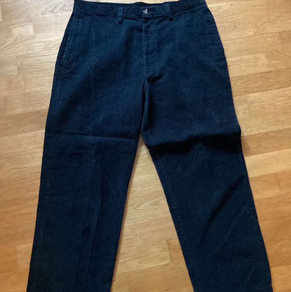 Manchester byxor  Condition: 7/10 använda ett par gånger och tvättna Strl 34-36 stora upptill . Jeans & Byxor.