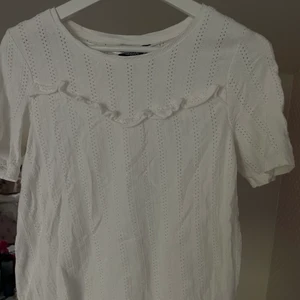 Broderad t-shirt - Jättefin broderad t-shirt från Kappahl. Storlek S.