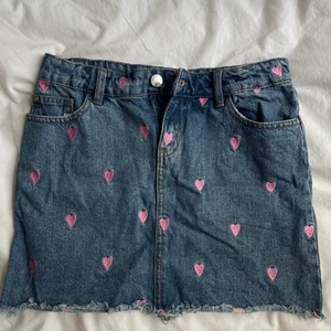 Jeanskjol - Jättefin jeanskjol med rosa små hjärtan. Från Lindex barn avdelning. Storlek 146/152