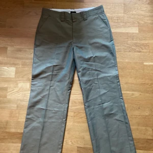 Stussy Byxor - Stussy Byxor gröna köpta för 1100 2020 Condition: 7/10 metallgrejen vid gylfen har gått av, se bild 3. Annars inga fel. TTS Storlek 7