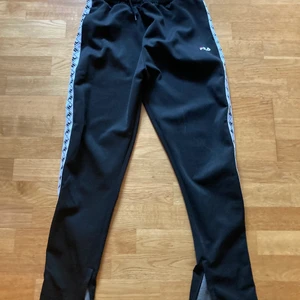 Fila byxor Tjejmodel - Fila byxor storlek M Condition: 7/10 använda men inte slitna. Tvättade ett par gånger TJEJMODEL