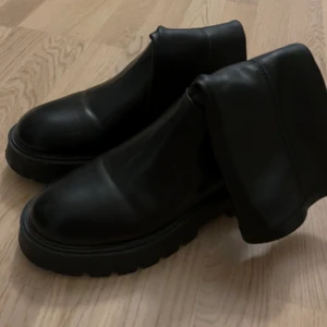 Chelsea boots - Chelsea boots i storlek 38. (Osäker men tror de är köpte på asos) De är använda 1 gång utomhus och har lite smuts på sulan som ska nog gå att tvätta bort. För övrigt har de en liten reva som syns på 3e bilden.