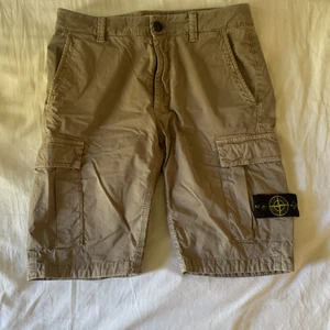 Stone Island shorts strl 10år/142cm - Säljer nu mina gamla Stone Island shorts, strl 10år/142cm men skulle säga att de passar till 12år/156cm då jag hade de vid den längden och åldern. Otroligt fint skick, finns inget att anmärka på. Inköpte på Nk Stockholm för 1249kr.