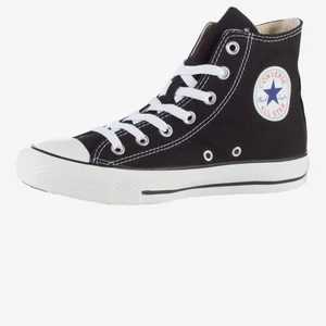 Svarta Converse - Svarta converse, använda ca 3 gånger! Storlek 39,5 men lite små i storlek, så passar mig som har 38😀
