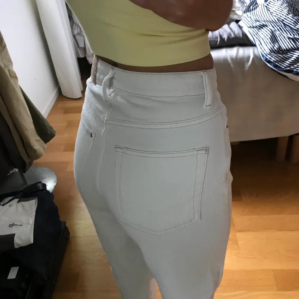 Jag skulle säga nyskick, hann knappt använda dessa byxor då jag det inte tog lång tid innan dem blev för korta. inga fläckar, high waisted. Jeans & Byxor.