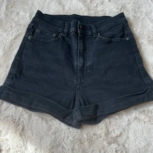 Jeansshorts - Ett par svarta jeansshorts från Monki i strl 26 men dom passar mig som oftast när S. 💕💕 