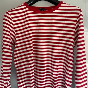 Långärmad randig tshirt - Röd och vit randig långärmad tröja från Monki i storlek M