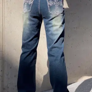 Köp inte med köp nu!!! Jäääätte snygga lågmidjade jeans från emmiol i nyskick med rhinestones på fickorna.  Storlek: S Sitter bra på mig som är 167!!