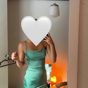 Klänning - Klänning i strl 32, passar mig som vanligtvis har xs. Är ca 171 cm lång. Pris går att diskutera och frakt står köparen för