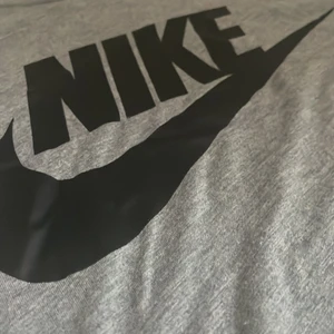 Nike croppad t-shirt, storlek S  - Äkta nike tröja som kommit till användning 1-2 gånger. Du står för frakt. Pris kan diskuteras. 