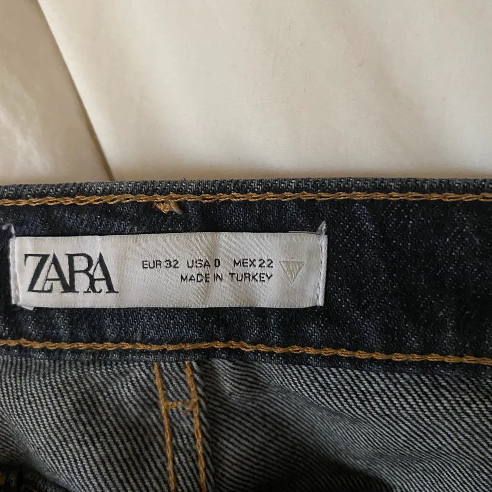 De perfekta zara jeansen! Samma modell som den super populära gråa, men dessa är mörkblåa. Säljer på grund av att de är lite för små på mig!🥰. Jeans & Byxor.