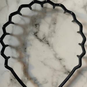 Svart diadem  - Svart diadem från Shein, aldrig använt, diademet har som piggar (se bild två) 5kr+frakt