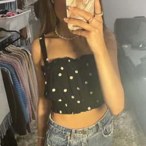 Topp - Prickig topp som passar till båda vardag och lite mer festliga tillfällen om man klär upp den💕 Använd extremt fåtal gånger och säljer den då den inte kommer till användning🌸💕 Tröjan är i M men skulle även passa S bra om man är lite mellan storlekar