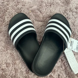 Adidas tofflor!  - Säljer dessa adidas tofflor då de är för stora! De är helt nya och inte använda. Köpta för 280 säljer för 200💕 Skriv till mig i dm för mer info ❤️