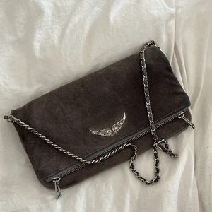 Grå Zadig  - Säljer min fina Zadig väska, den är i mocka och passar till allt! Nypris 3600kr, säljer för 1500kr. Kan gå ner till 1200kr vid snabb affär