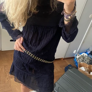 Volangklänning  - Såååå snygg volangklänning, mycket vintage isabel marant vibes. Svår att göra rättvis på bild, men marinblå tunt material. Går att få paketpris vid köp av fler varor, frakt ingår inte