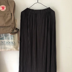 Plisserad kjol från Samsøe i S - Höst/vinterkjol i nyskick. Säljer då jag aldrig använder den.