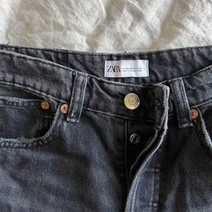 Svarta Midwaist Jeans från Zara i storlek 36, varsamt använda så dom är i gott skick❤️❤️❤️