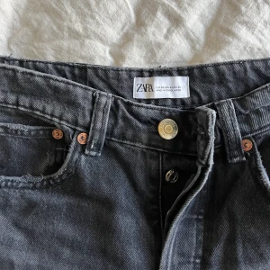 Zara Midwaist - Svarta Midwaist Jeans från Zara i storlek 36, varsamt använda så dom är i gott skick❤️❤️❤️