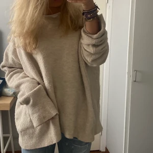 Stickad tröja - Så mysig stickad tröja. Kaffefläck på armen som ej går bort i tvätten, men eftersom ärmarna är så långa går de att vika över fläcken så den ej syns, går säkert att använda specialmedel också. Går att få paketpris vid köp av fler plagg, frakt ingår inte 