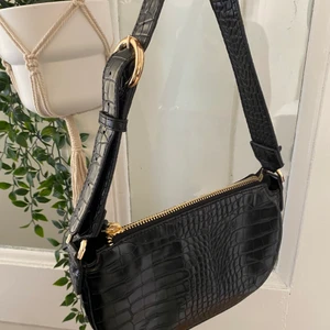 Axelväska - Svart axelväska från mango