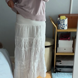 Vit långkjol - Säljer min vita långkjol köpt på en shop i Italien, köpte för 400. I nyskick ❤️