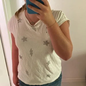 Zadig tröja - En snygg vit Zadig tröja med coola delatljer! Ett bra skick och matchar till allt💓jag brukar ha S i tröjor men denna tröja är Xs o passar mig med💓köp direkt för 200kr💓