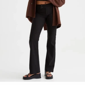 H&M kostymbyxor - Säljer dessa inprincip helt nya populära kostymbyxor från H&M. Använda 1 gång, sitter långt ner på mig som är 165 cm cirka, och har sjukt fin passform. Slutsålda i alla storlekar utom XL.