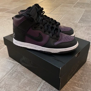 Nike dunk high fragment  - Säljer mina fragment dunks som är i väldigt bra skick dem är ej creased och stjärnorna på sulan är kvar strl 40.5!