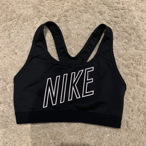 Nike sport topp - Säljer min Nike sport topp? Den är i jätte fint skick och typ aldrig använd, stl xs! 50kr+frakt💕