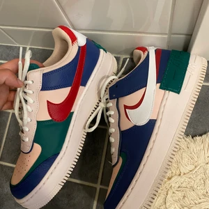 Air force  - Jättesnygga air force, i toppen skick, använt Max 5 gånger. Storlek 40.5. 