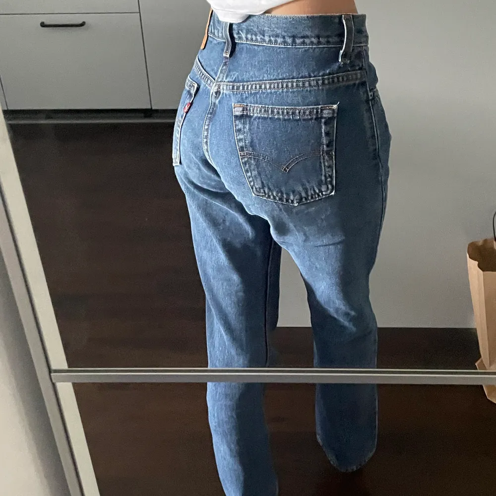 Snygga jeans från Levis i modellen 505. Dom har rak passform och är i superfint skick! Står ingen storlek men sitter såhär på mig med 36 💛 Skickas spårbart 66kr. Jeans & Byxor.