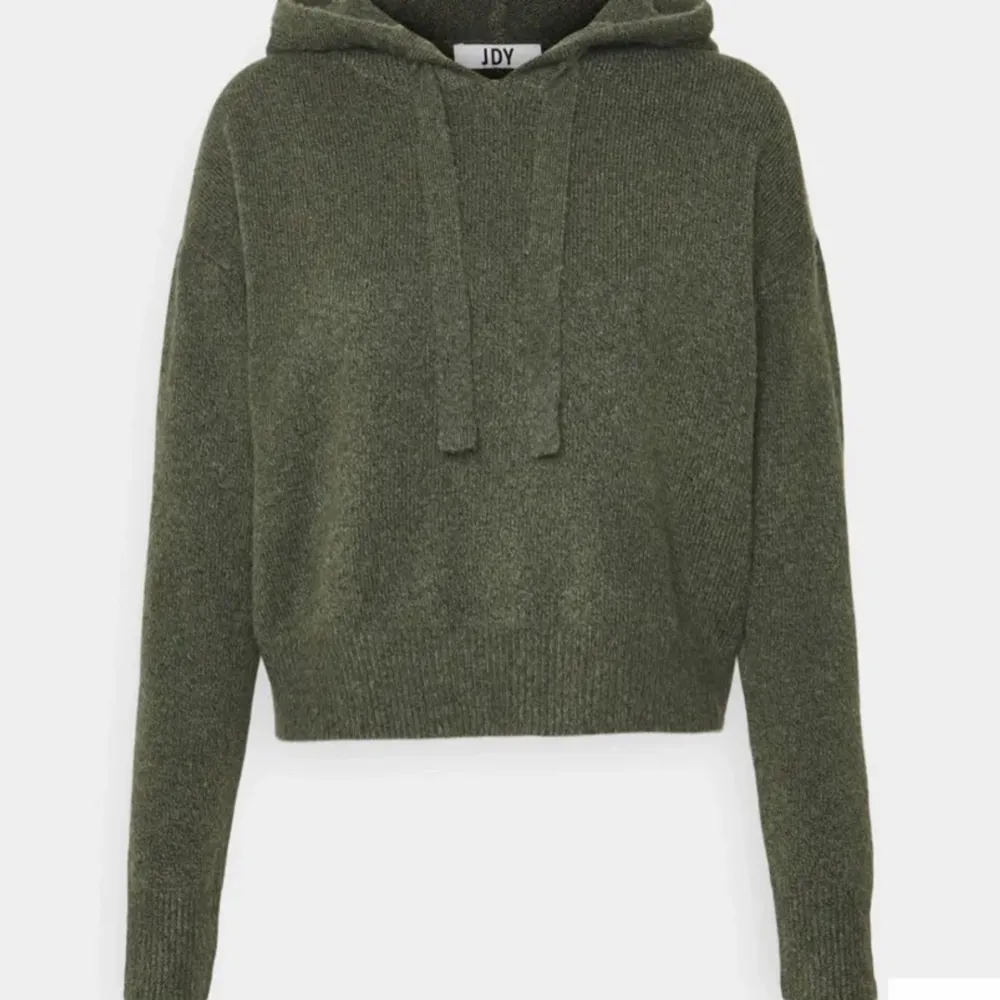 en jättecute grön stickad hoodie från JDY, köpt i februari med använd 3 gånger !! Den har blivit lite ”ullig” därav priset 🙌 Nypris: 225 . Stickat.