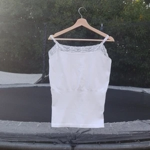 Spetslinne - Begangnat spetslinne som aldrig använts. Linnet är lite tajtare neråt men går att klippa av! Tvättas inann  de skickas!!