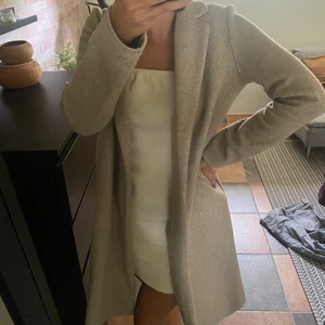 Kappa - Skitsnygg beige kappa från Zara, perfekt nu till hösten!😍 TRYCK INTE PÅ KÖP NU!🤍🙏🏽