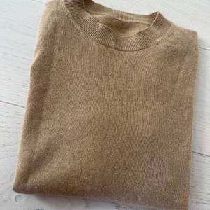 Cashmere sweater in a very good condition in a beautiful camel colour