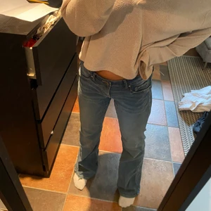 Lågmidjade jeans - Lågmidjade jeans från Hm, använda ca 2 ggr och inte kommit till användning sen dess!💕 TRYCK INTE PÅ KÖP NU🙏🏽