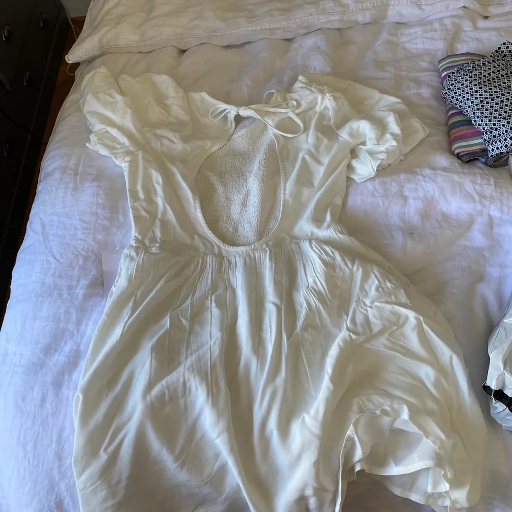 Säljer denna vita klänning som jag köpte på Bubbleroom. Aldrig använd, lappen sitter kvar. Säljer pga att den inte passade mig.. Klänningar.
