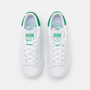 Stan Smith skor  - Säljer mina stan Smith skor då de har blivit för små för mig, de är i hyfsat bra skick men kan bli bättre om man själv t.ex tvättar sulan osv. Skorna är i storlek 36!  Originalproduktioner ligger runt 900kr🫶🏼