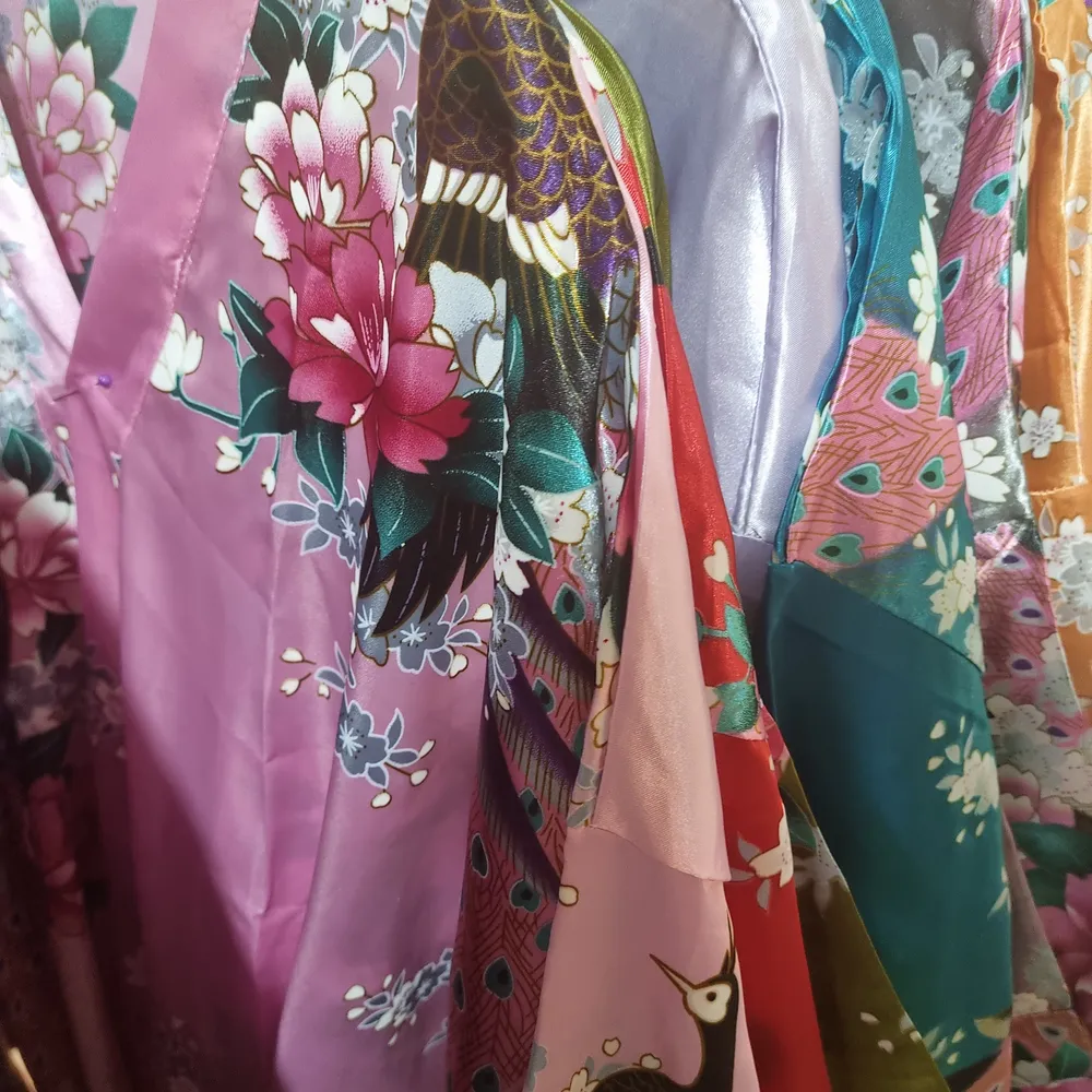 Morgonrock med asiatisk stil. Olika färger finns. Tröjor & Koftor.