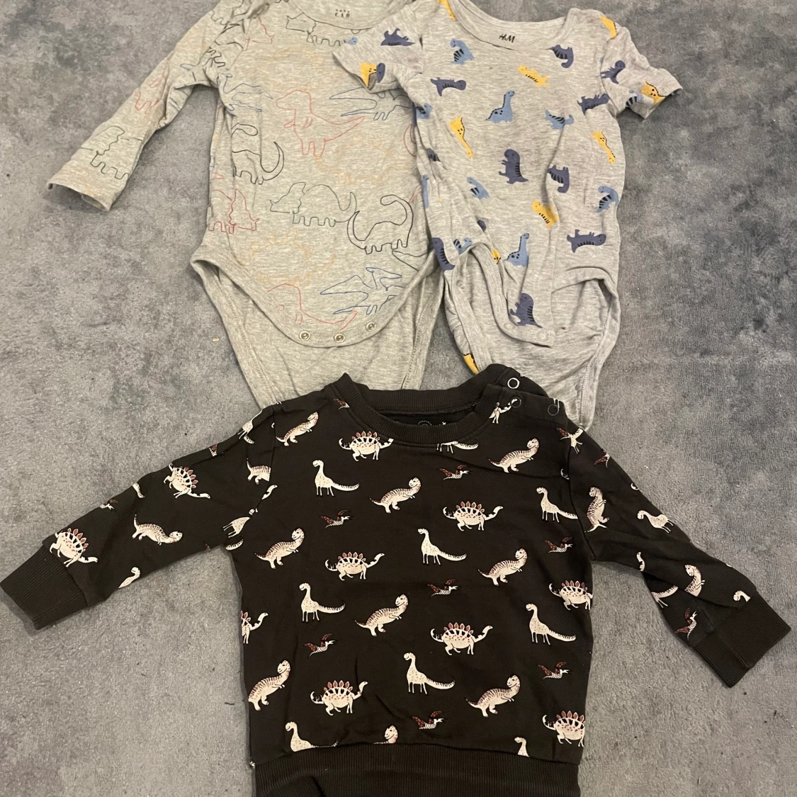 Keps och dinosaurier kläder  - 90