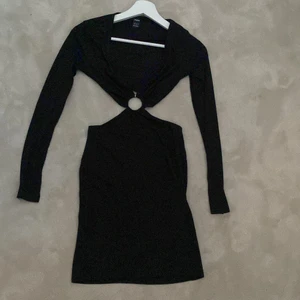 Svart klänning med ring i mitten  - Använd en gång, bra skick och passar bra till en utekväll 