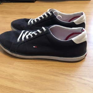 Tommy hilfiger skor | Sneakers - Storlek 42,5 Använda, kräver bara lite skrubbande och så är den som my:) Fler bilder kan skickas vid begäran 