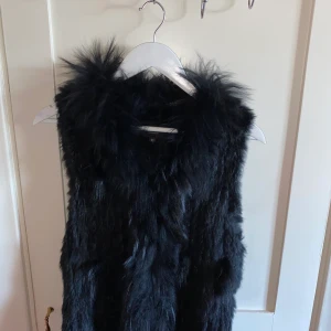 Hollies pälsväst - Inköpt för något år sedan. Inga defekter. Knappt använd. 