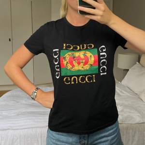 En T-shirt från Gucci i strl M! Sparsamt använd, givetvis äkta, nypris över 4000kr. Priset går att diskutera 🖤